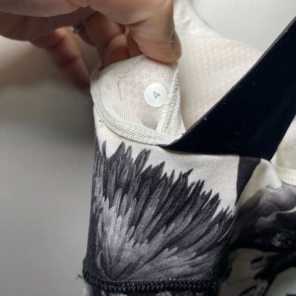 Lululemon Women’s Daily Practice Black white Floral Tank top in US 4 - Picture 10 of 10